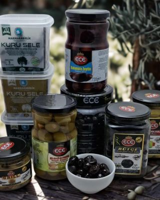 Máme čerstvou zásobu výborných tureckých oliv – černé, zelené i plněné, všechny neodolatelně dobré! 🥘#hrnek_eu...