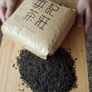 Objevte Ching Yuen Cha – čaj 250letého muže, který spojuje sílu hor, moudrost staletí a klid každého doušku. 🍵🌿 Legenda o...