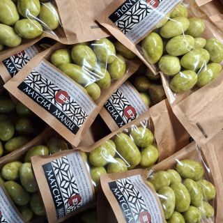 Jsou zpět! 💚 Křupavé mandle v bílé čokoládě s japonskou matchou – dokonalá kombinace jemnosti, sladkosti a svěží chuti....