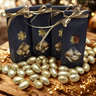 Mandle ve zlaté krustě Křupavé mandle obalené v luxusní zlaté čokoládové krustě – sladkost, která vypadá stejně dobře,...